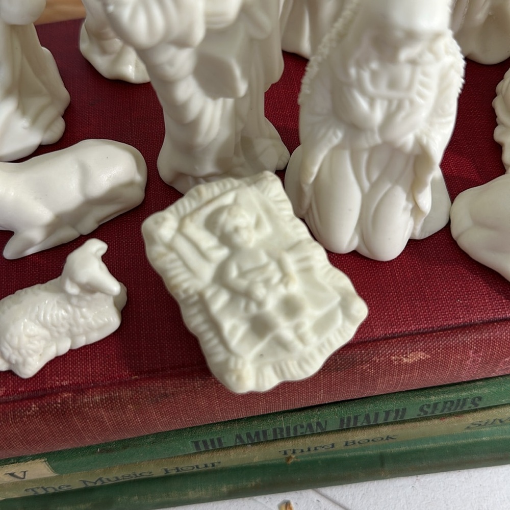 Vintage small bisque White Nativity Figurine Set - Picture 3 of 8